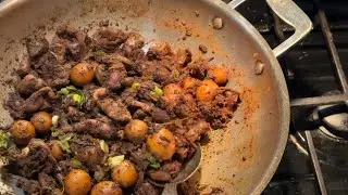 Гайанский деликатес &mdash; куриное яйцо в мешочке, карри с яичным желтком