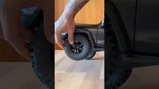 AMAZING ARTICULATION ON THE TRACTION HOBBY KM TANK 300 1:8 SCALE RC CAR #rccar #rc