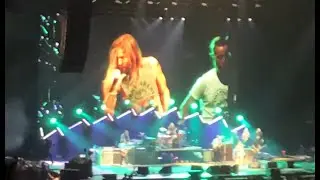 Foo Fighters - Taylor Hawkins sings 