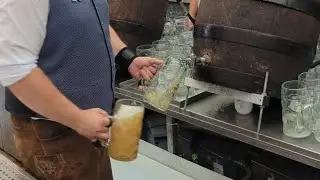Des Bier lafft aber a! Und da Erlbr&auml;u Schankkellner is a Maschine 💪