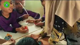 Pembuatan hiasan sederhana dari kertas warna dalam kegiatan prakarya siswa sekolah dasar