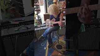 Xenia demos the Harden Engineering Switchblade through a Lindemann Repro Vibrolux!