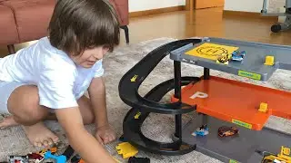 Fatih Selim’in hot wheels arabaları için otopark kurduk.