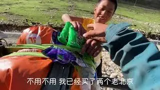 小伙骑独轮车穷游中国，被藏族小孩拦下硬要给我吃的，实在无法拒绝 。真的太感动了，一路美景治愈，心灵也深受感动，这就是行万里路的意义。