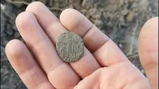 Encuentro monedas romanas y colgante de plata