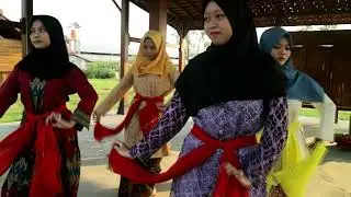 Menumpang Adat Menyisipkan Islam