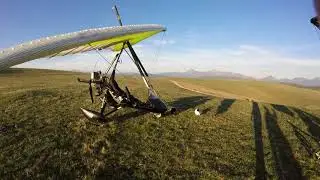 Lezione di volo in deltamotore: atterraggio in montagna.