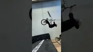 NEW VIDEO OUT: Radquartier SESSION mit @Wuppetz **BACKFLIP mit Wuppetz's Bike!** #shorts