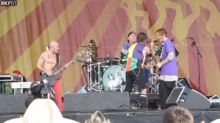 Anthony Kiedis Forgets The Lyrics And Asks Josh For Help!
