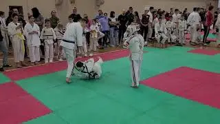 Соревнования. Семён 9 лет. Белый шлем с красной лентой 