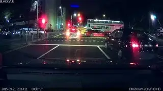 Singapore - Car beats red light (SJE 6901 R)