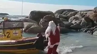 Viejo pascuero se cae en barco