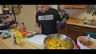 Y va hacer unas alitas de pollo al orno