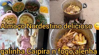 Almoço nordestino delicioso 😋 e se a galinha caipira já é boa, no fogo a lenha fica melhor ainda 