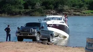 F250 descarregando um barquinho
