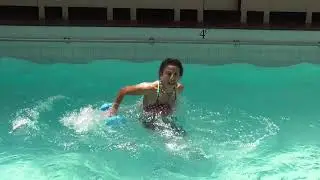 Marietta Mehanni Aqua Instructor Tip  - single Dumbbell shallow water  kick fwd back