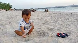 Arka dan ibam main pasir di Pantai Kelan, Bali. 25 November 2023
