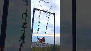 Качели с видом на Гагру Loc.: Смотровая площадка на горе Мамдзышха ⛰️Координаты: 43.285002,40.279983