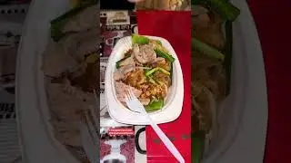Comiendo en el mercado de Chatuchack!! 🛺🍜🇹🇭 #comidatailandesa #comidacallejera #bangkok #mercado