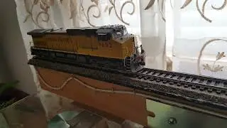 GE C44-9W. Scale Trains. Тепловоз Скейл трейнов. Пробуем на малой скорости.