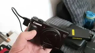 does the canon SX740HS charge with USB???