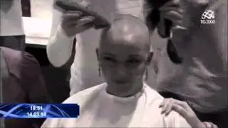 Perde i capelli a causa di un tumore e le amiche si tagliano a zero i capelli