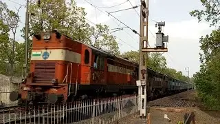 18233 Narmada Exp Meets 18234 Narmada Exp With Et Wdm3a Twins