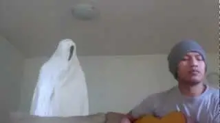 pocong nimbrung nyanyi bareng pada malam Jumat.