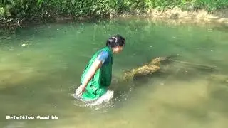 Primitive life finding food meet big fish at river - unique fishing
