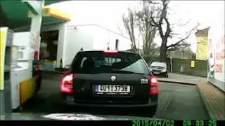 Policejn&iacute; honička - řidiče zastav&iacute; až p&aacute;sy s hroty
