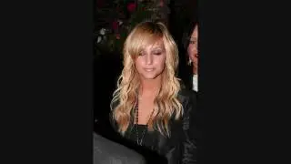 Ashlee Simpson leaving Ivy Restaurant - 040706 - PapaBrazzi Report