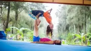 ACROLELE - AcroYoga + Ukulele