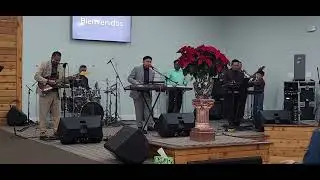 Ezequiel.  En el servicio de jóvenes 