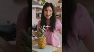 My trick to see if this pineapple is ripe🍍