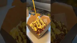 Курица джерк с плантанами и картофелем фри от The Golden Grillers в районе Джамайка, Квинс, Нью-Й...
