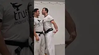 ➡️ Typischer Angriff auf der Stra&szlig;e 👉#selbstverteidigung & #kampfsport vom Weltmeister im #kickboxen
