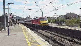 DB Cargo Class 90 rushes through Grantham (16/8/17)