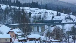 Свежеустановленные электроопоры на перегоне Вороненко - Ворохта и пригородный поезд под ЧМЭ3-5893