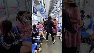 Helping an Elderly Woman Get a Seat on the Subway | ONEMAN #ONEMAN #KindnessMatters #Respect