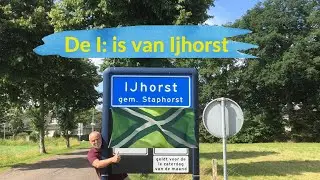 25. De i is van Ijhorst. Met camper op camping Vossenburcht en de onbevattelijke muur tegen geweld.