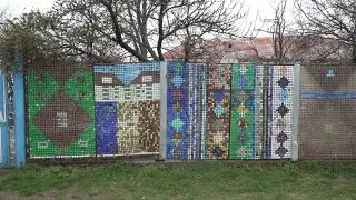 Un bărbat din județul Iași a inventat un gard mirific! Băutorii de bere au contribuit