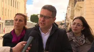 Il-Kap tal-PN Adrian Delia jżur in-negozji fil-Mosta