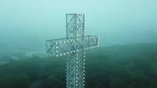 The Cross of Montr&eacute;al in the Fog and Wind / La croix du Mont-Royal dans le brouillard et le vent