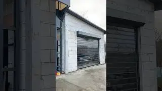 Гараж в процессе. Ворота бронью заклеим, чтобы вид не портился, отделка внутри и снаружи осталась