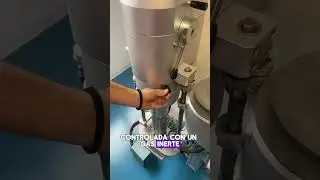 Fabricaci&oacute;n de lingotes de oro acabado brillante.