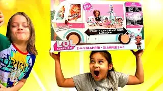 Selin fliegt nach Moskau und bekommt ein neues Spielzeug. Kinder Video. Geschwister Show für Kinder