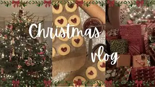 Baking christmas cookies + opening christmas presents vlog! With @moonstruck-gabs