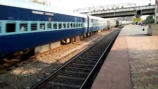 Udyan Express in Full Speed at Chinchwad!! बंगळुरू - मुंबई उद्यान एक्सप्रेस पूर्ण गतीमध्ये @ चिंचवड!