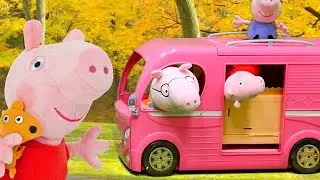 Peppa Pig ailesi evi olmadığı i&ccedil;in karavanda kalıyor! &Ccedil;ocuklar i&ccedil;in oyuncak videoları!