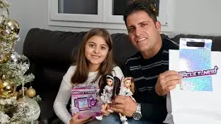 Alessia e il suo papà provano il pod delle miracle tune e le nuove bambole